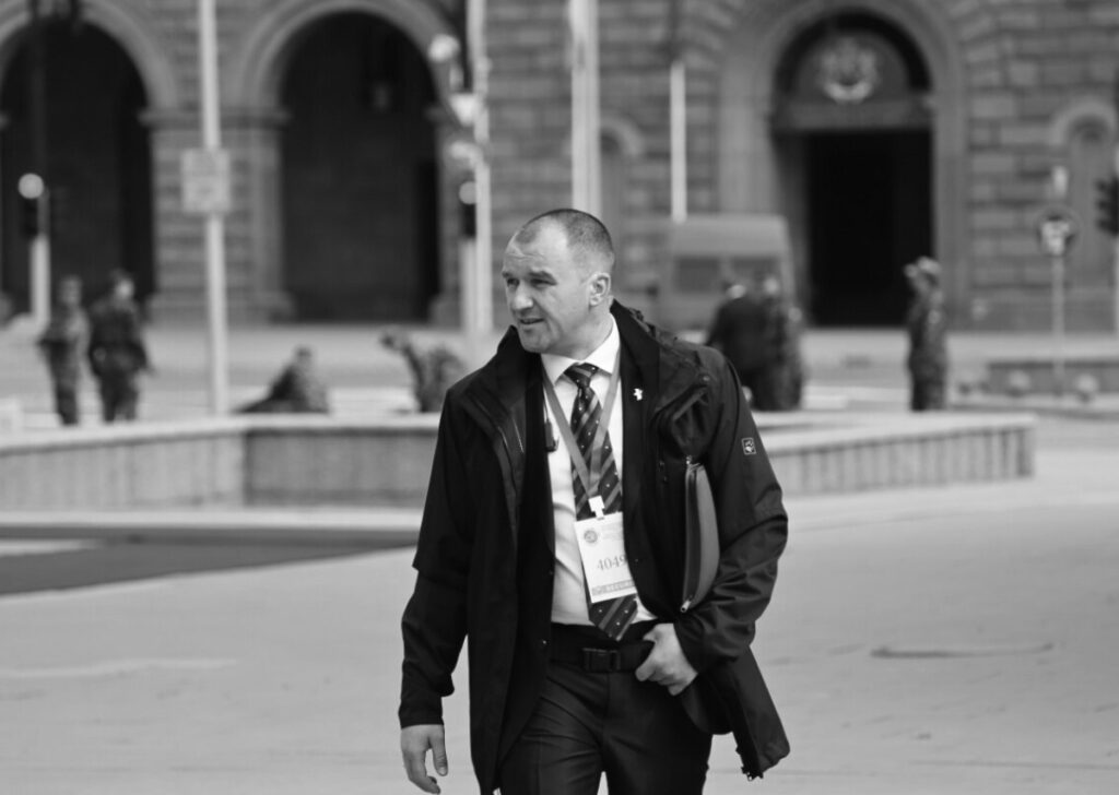 Founder operating in a public environment, illustrating the role of oversight, presence and responsibility